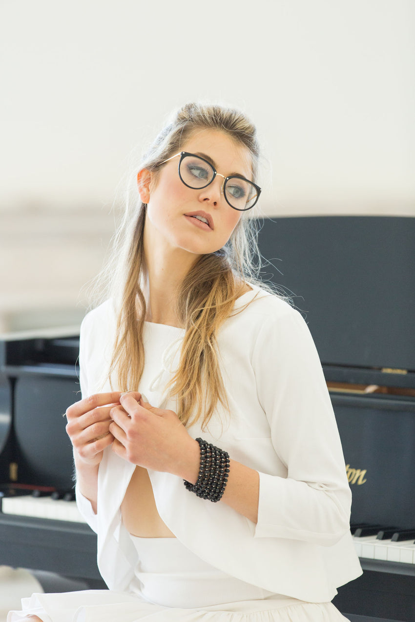 Feel the ease this summer in our loose fit light weight cropped cotton jacket. Comes in white, only one size left. Ready to relax?!