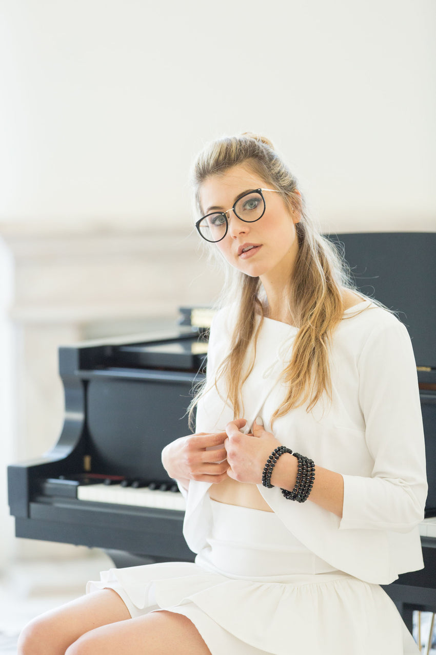 Summer is here. Time to day dream in our easy light weight cropped jacket in white. What else are you going to do? Only one left, get your dreamy jacket now!