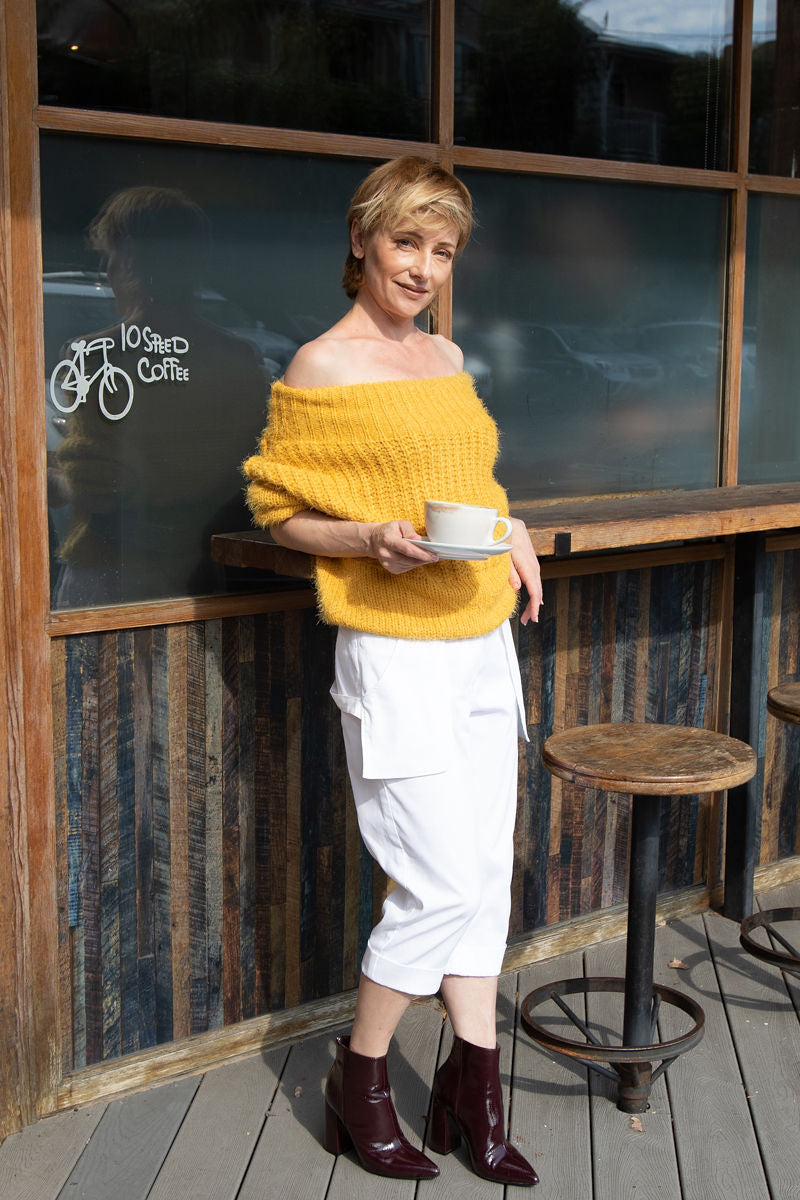 Heading out for matcha? Comfy and chic dress will help. Try our Loose Pockets Cropped Pants in White with your favorite sweater and ankle boots. 